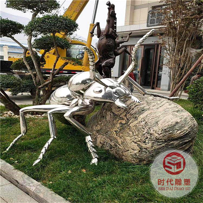 大型不銹鋼鏡面雕塑鹿月亮魔方圓環(huán)鏤空球浪花魚(yú)地產(chǎn)水景景觀定制