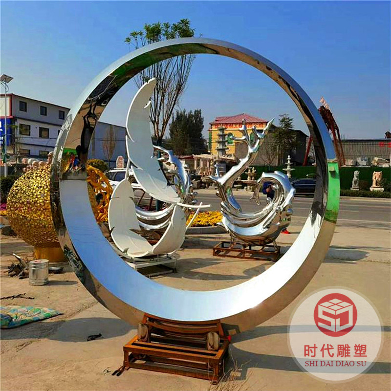 大型戶外不銹鋼月亮鏡面雕塑發(fā)光鏤空圓環(huán)噴霧流水景觀金屬大擺件