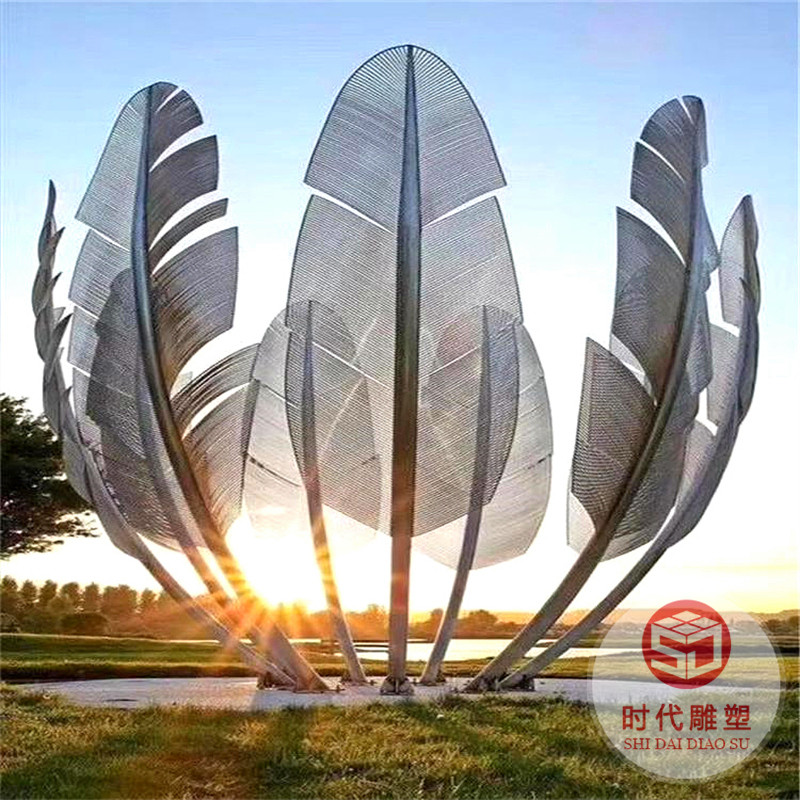 大型不銹鋼月亮鏡面雕塑發(fā)光鏤空圓環(huán)噴霧流水景觀戶外金屬大擺件