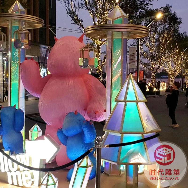 戶外玻璃鋼雕塑定制商業(yè)街美陳裝飾卡通公仔大型落地?cái)[件廠家定做